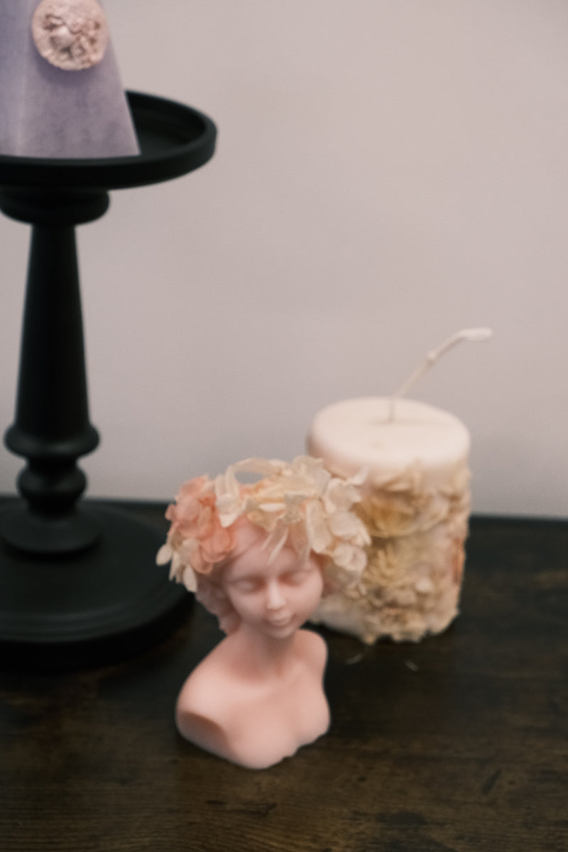 Decorative candle holder with floral design