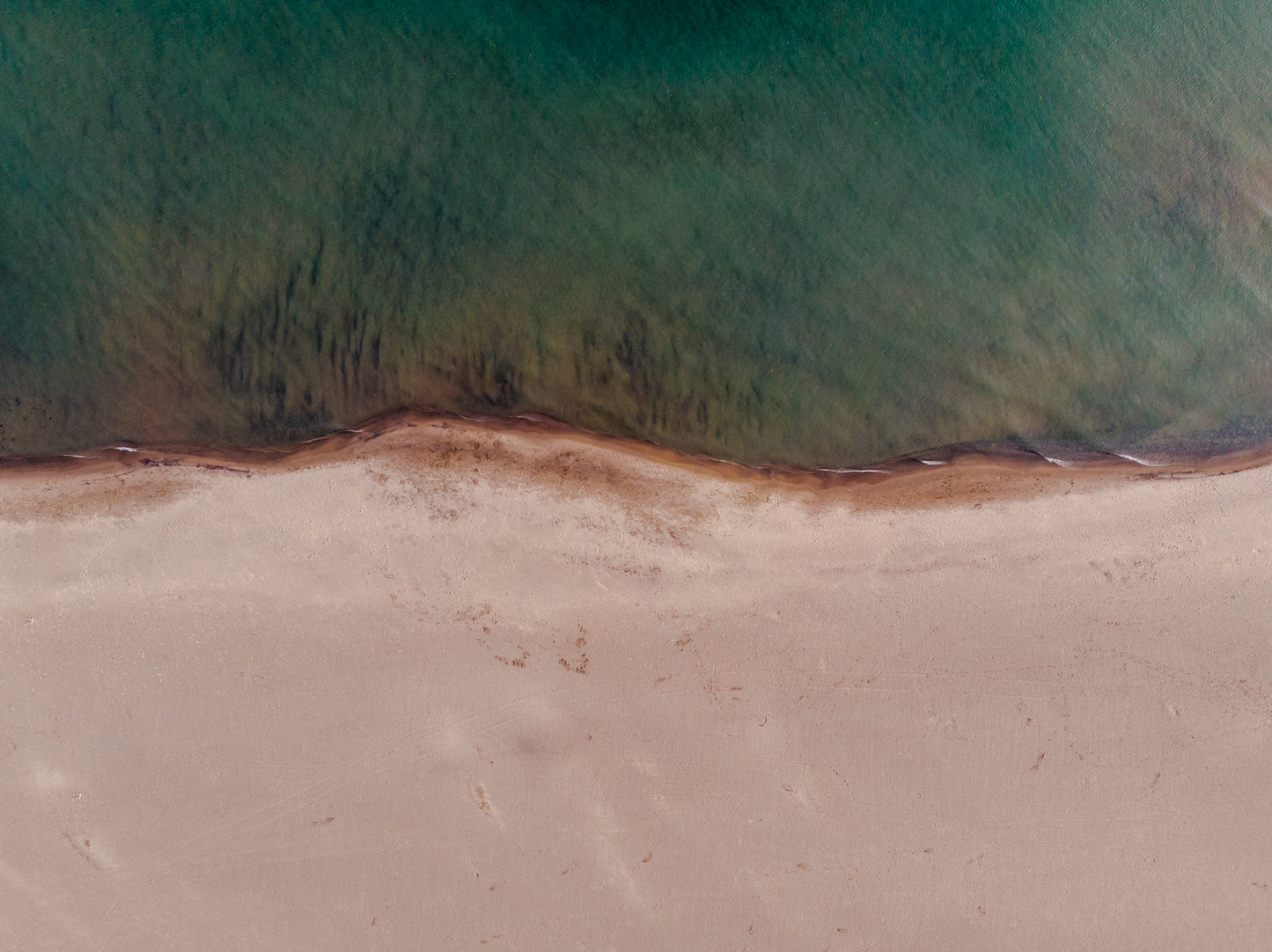 contrast-between-sand-and-sea